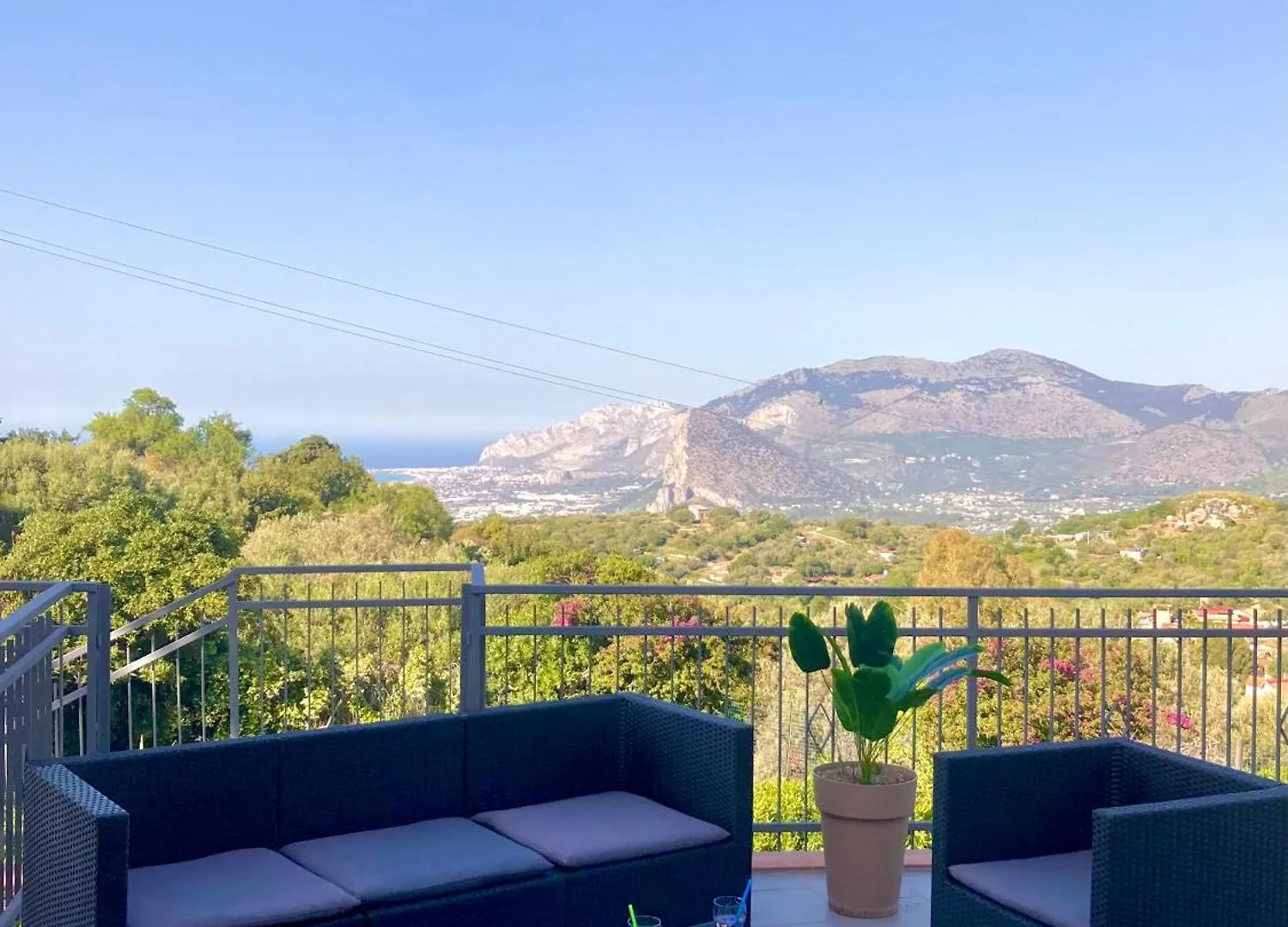 Villa Falco Carini 0*,